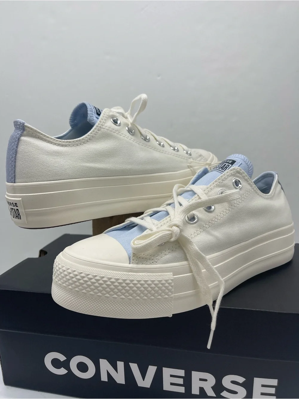 Converse CTAS LIFT OX EGRET/EGRET/BLUE SUPER-MOON Low Top Platform Sneakers